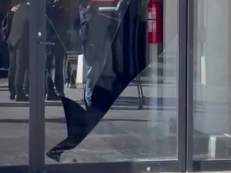 Cristalazo daña escaparate de tienda de novias