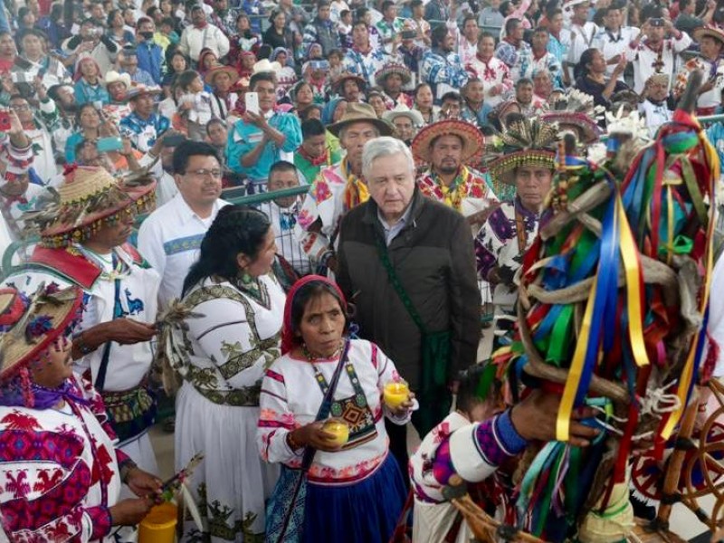 Critica Amlo a organizaciones que protestan en Diputados