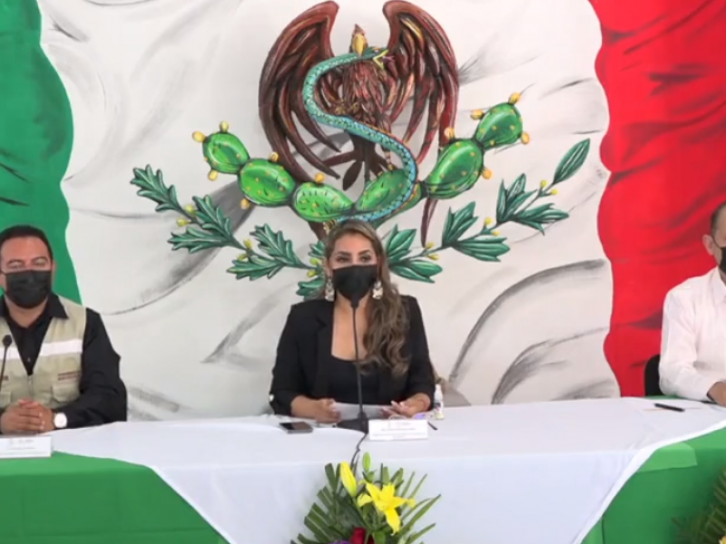 Critican a Evelyn Salgado por mostrar bandera con otro escudo