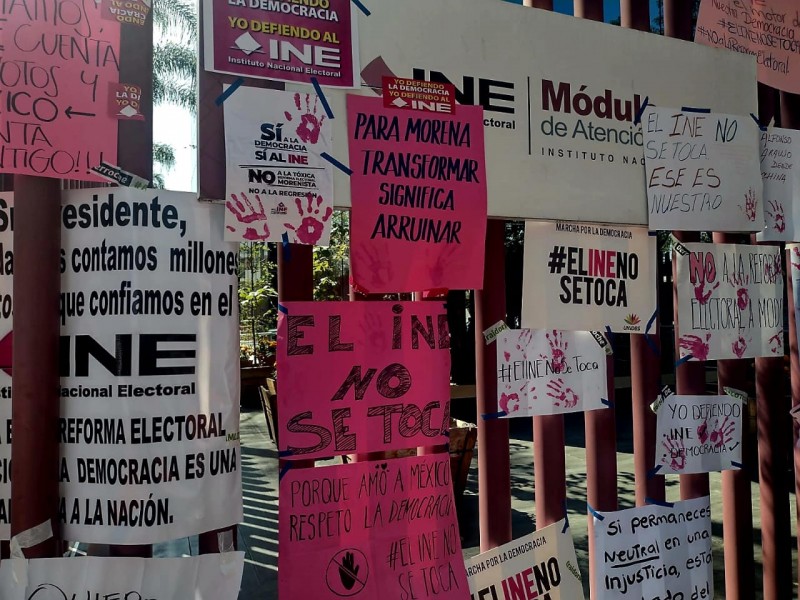 Critican postura de AMLO ante manifestación por el INE