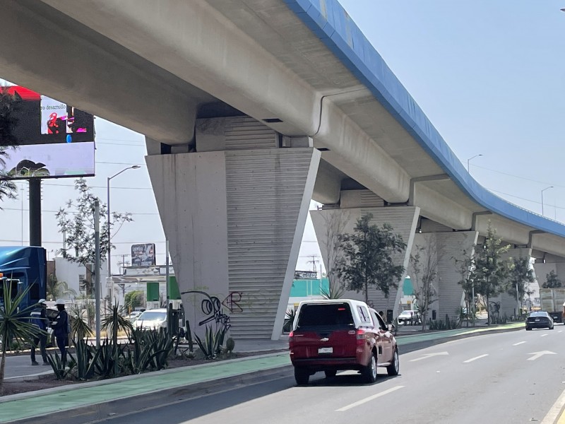 Cruce peatonal complicado debajo de viaducto poniente