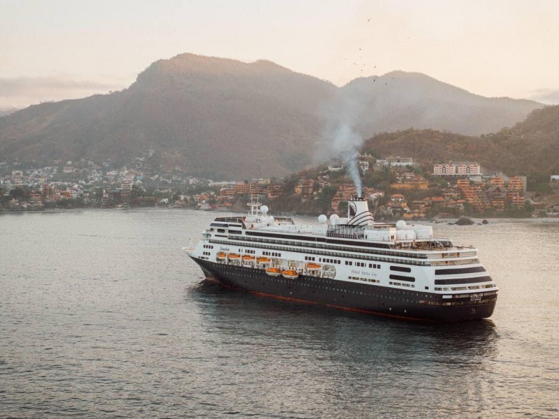 Crucero MS Zandam llega a Zihuatanejo con 2,400 personas