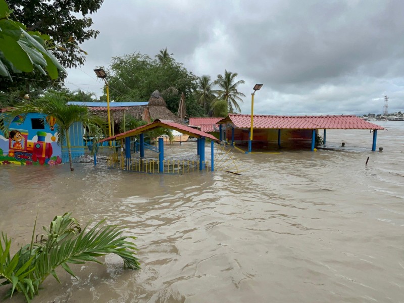 Cruces en esquife quedan bajo el agua