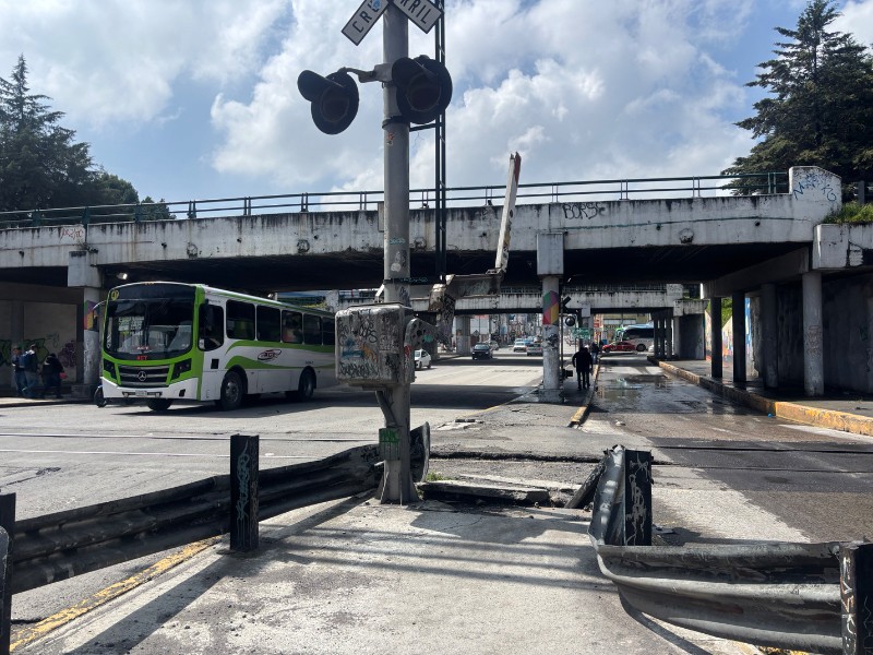 Cruces férreos de Paseo Tollocan sin señalización, riesgo inminente de accidente