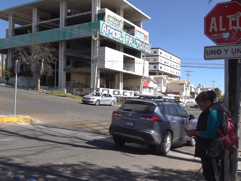 Cruces seguros conviven con puntos rojos donde imprudencia provoca accidentes diarios