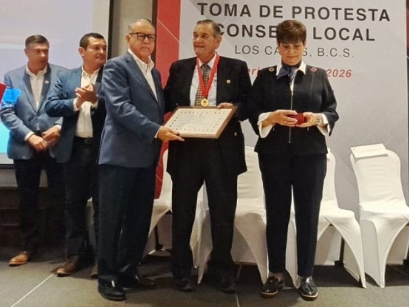 Cruz Roja Mexicana entrega medalla  al Dr. Crescencio González
