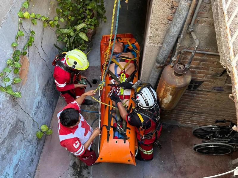 Cruz Roja realiza maniobra especial para rescatar a persona lesionada