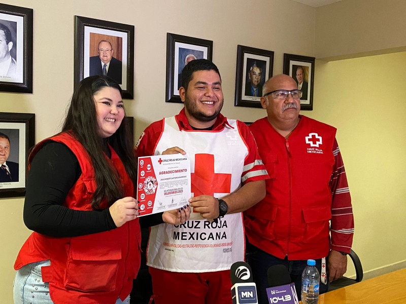 Cruz Roja reconoce a Roberto Astorga,voluntario en el huracán Otis