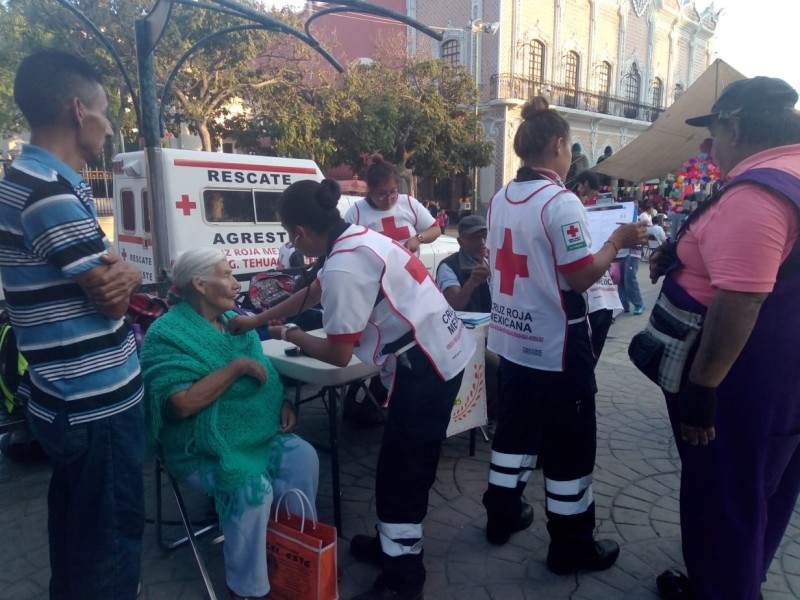 Cruz roja revisa signos vitales a ancianos