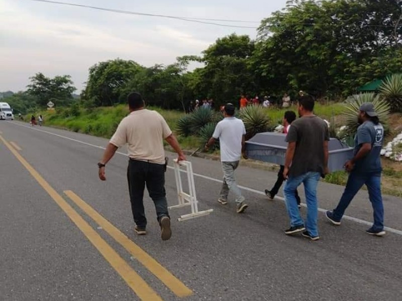 Cruzan con cadáver en bloqueo carretero en el Istmo