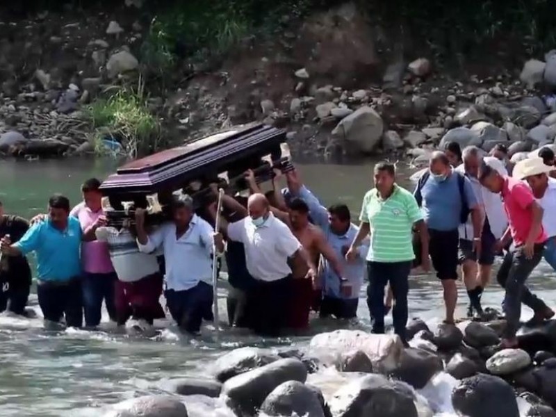 Cruzan con todo y ataúd río en Misantla