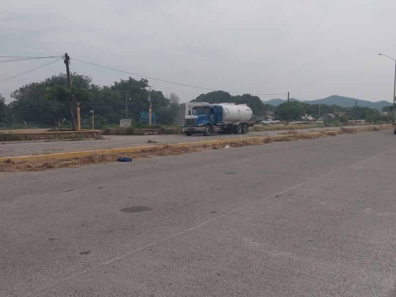 CTM realiza labor de limpieza en calzada Refinería