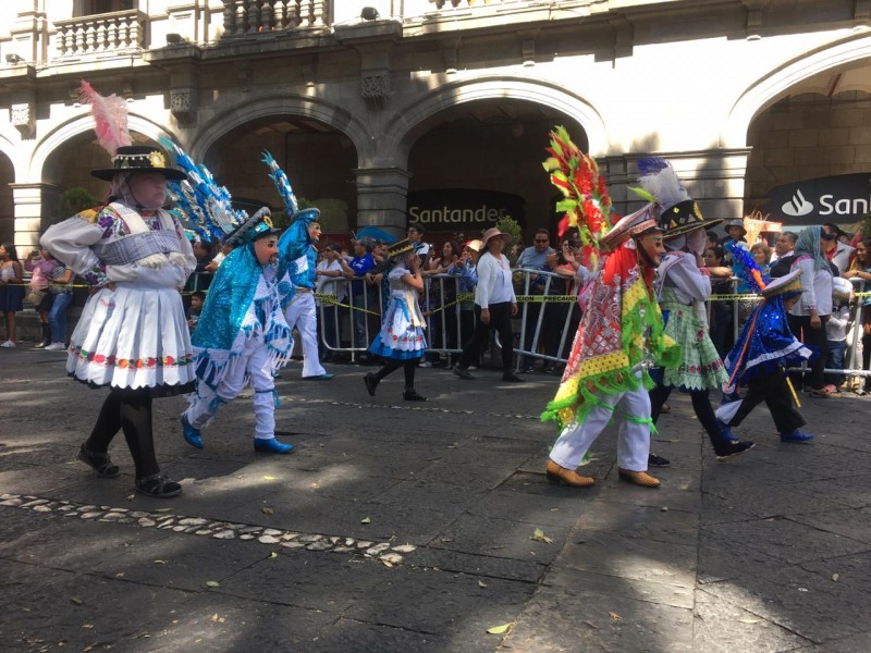 Cuadrillas de danzantes marchan en el primer cuadro de Puebla