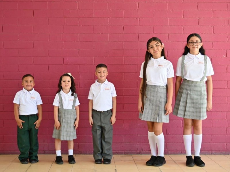 ¿Cuándo inicia la distribución de uniformes escolares gratuitos?