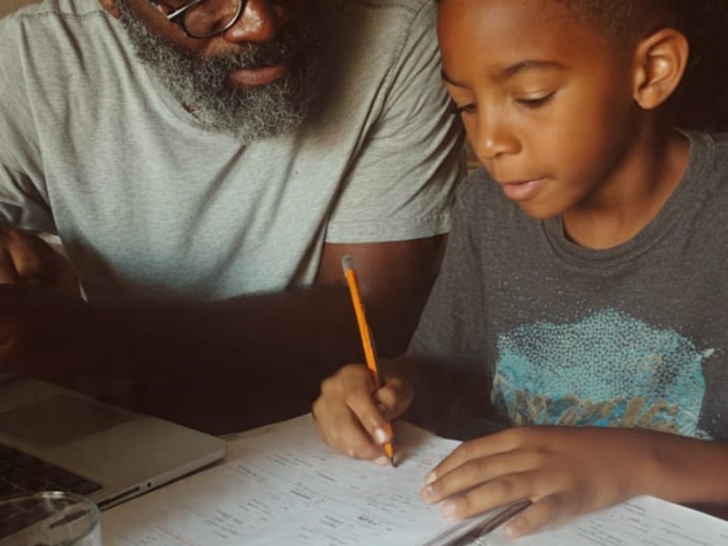 Cuando los padres se involucran, el rendimiento escolar mejora