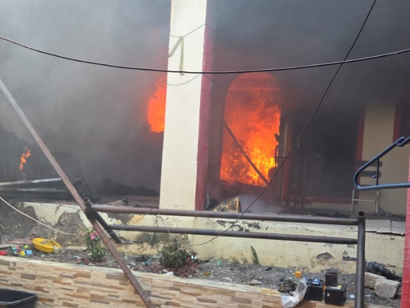 Cuantiosas pérdidas materiales por incendio en vivienda de Solidaridad