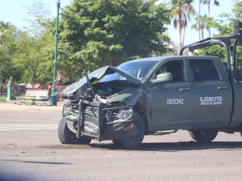 Cuantiosos daños materiales deja choque de camión urbano y carro del Ejército