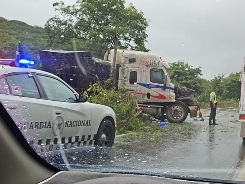 Cuantiosos daños materiales por accidente de tráiler en autopista Colima-Manzanillo