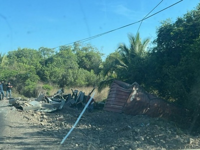 Cuantiosos daños materiales por volcadura de tráiler en carretera Manzanillo-Armería