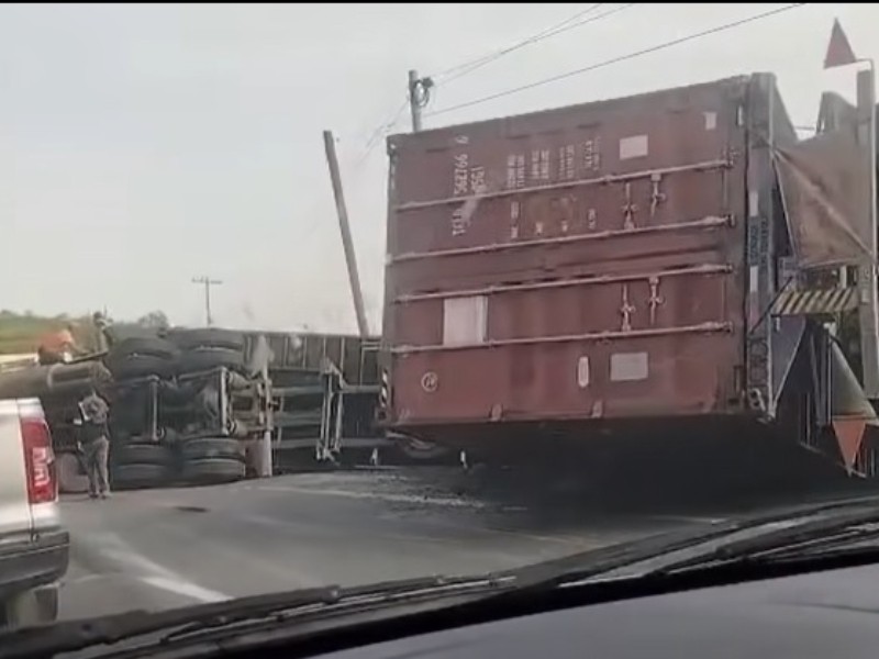 Cuantiosos daños materiales tras volcadura de tráiler por La Salada