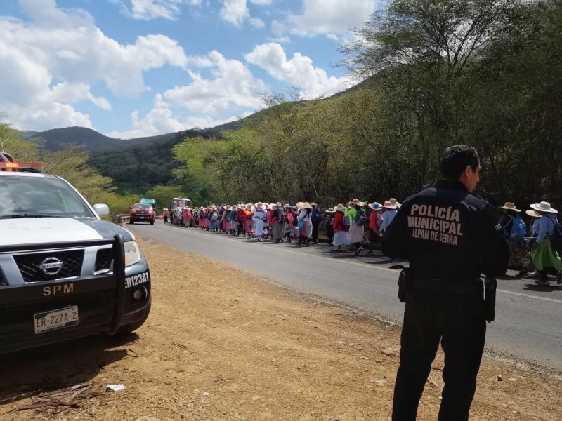 Cuatro contingentes de peregrinos caminan por la Sierra