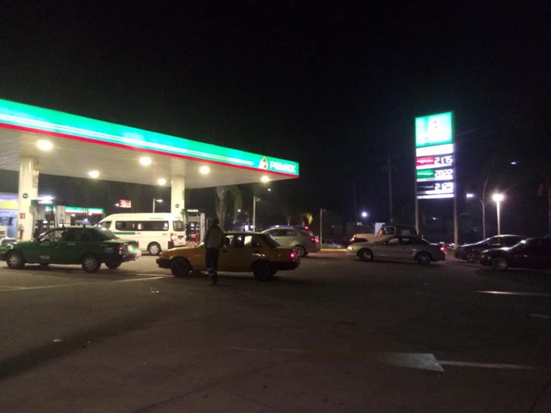 Cuatro de 57 gasolineras operaban anoche en Tepic