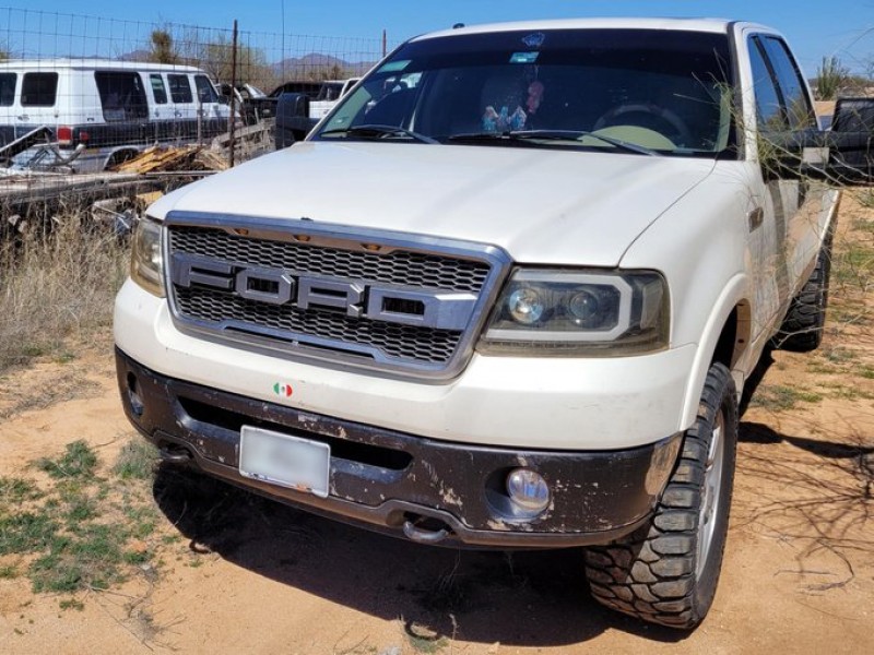 Cuatro indocumentados y un bebe fueron asegurados en pick up