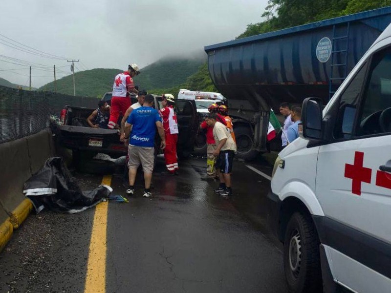 Cuatro lesionados al chocar tráiler y camioneta