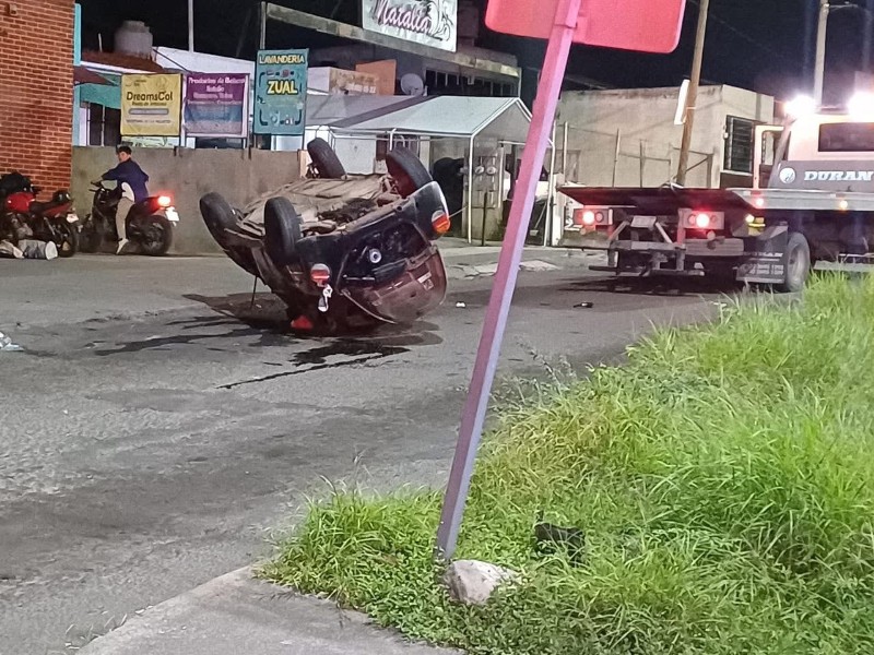 Cuatro lesionados al chocar vocho y motocicleta en Villa Flores