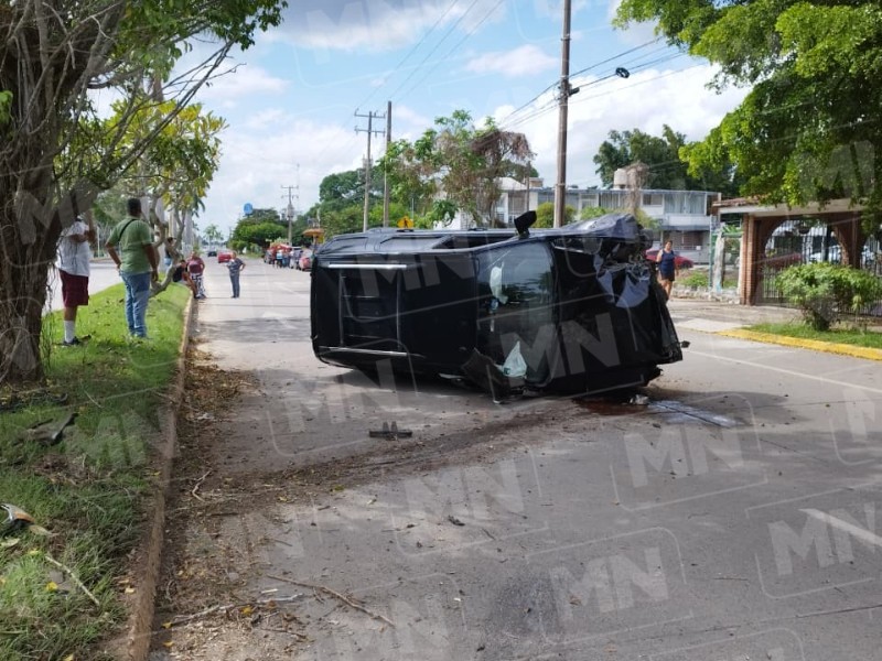 Cuatro lesionados: aparatoso accidente sobre el bulevar Manuel Maples Arce