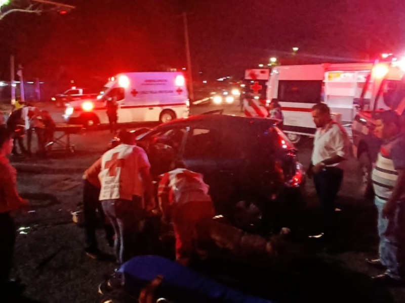 Cuatro lesionados tras choque en Avenida La Petatera, VdeA