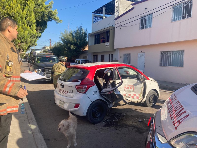 Cuatro personas lesionadas tras choque de taxi en la colonia Santa María