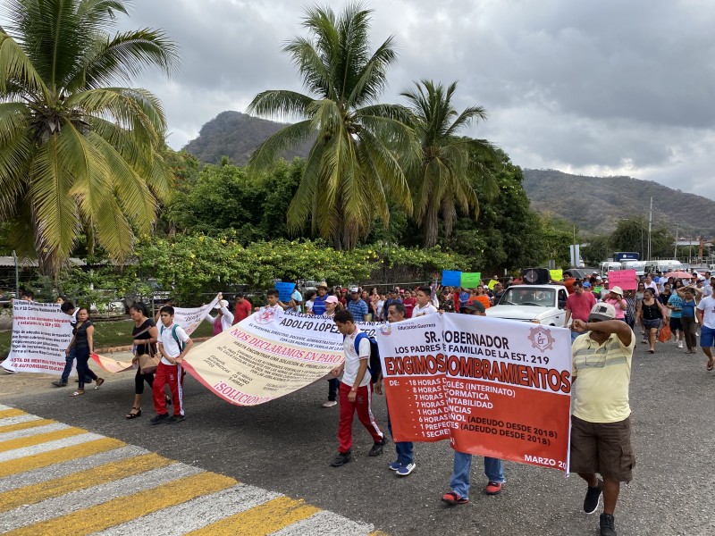 Padres de cuatro secundarias técnicas marchan y cierran Finanzas