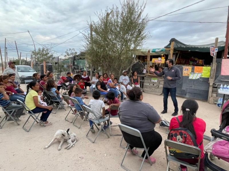 Cuauhtémoc Galindo visita colonia Tres Reinas, en Hermosillo