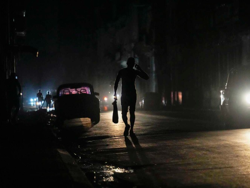 Cuba enfrenta apagones masivos mientras colapsa su red eléctrica nacional
