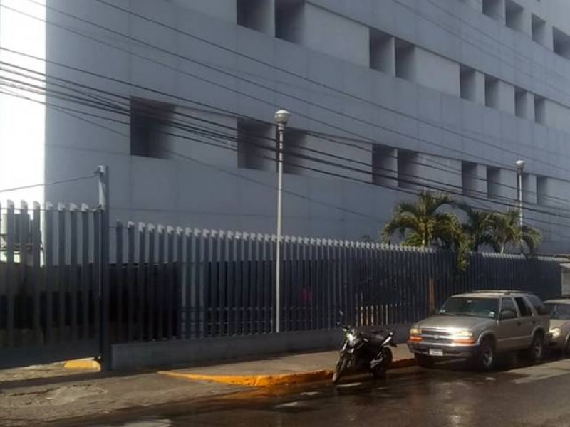 Cubren con bolsas negras hospital del ISSSTE en Acapulco