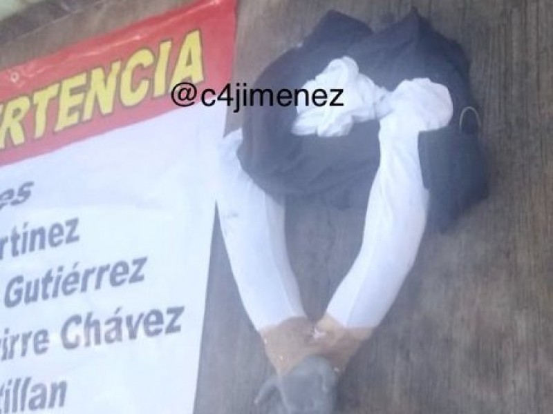 Cuelgan maniquí con amenazas en puente peatonal