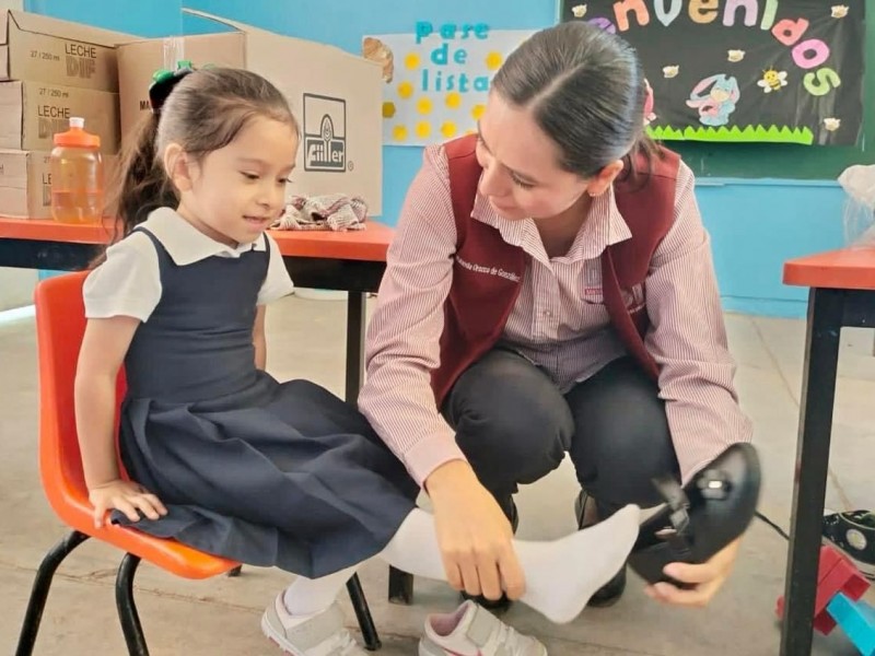 Cuenta DIF Municipal con zapatos escolares para niñas y adolescentes