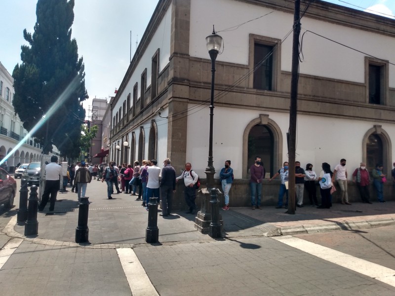 Cuentahabientes molestos por el tiempo que lleva ser atendidos