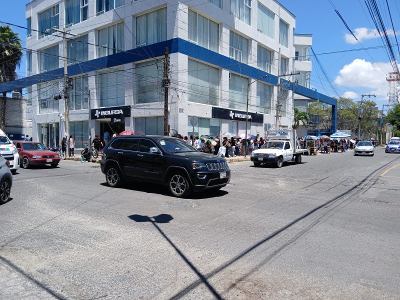 Cuentahabientes se quejan de sucursal saturada