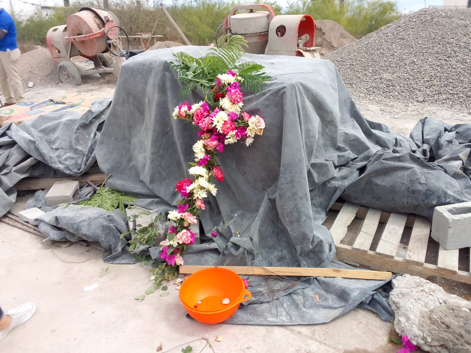 Albañiles celebran el Día de la Santa Cruz en Los Mochis | Meganoticias