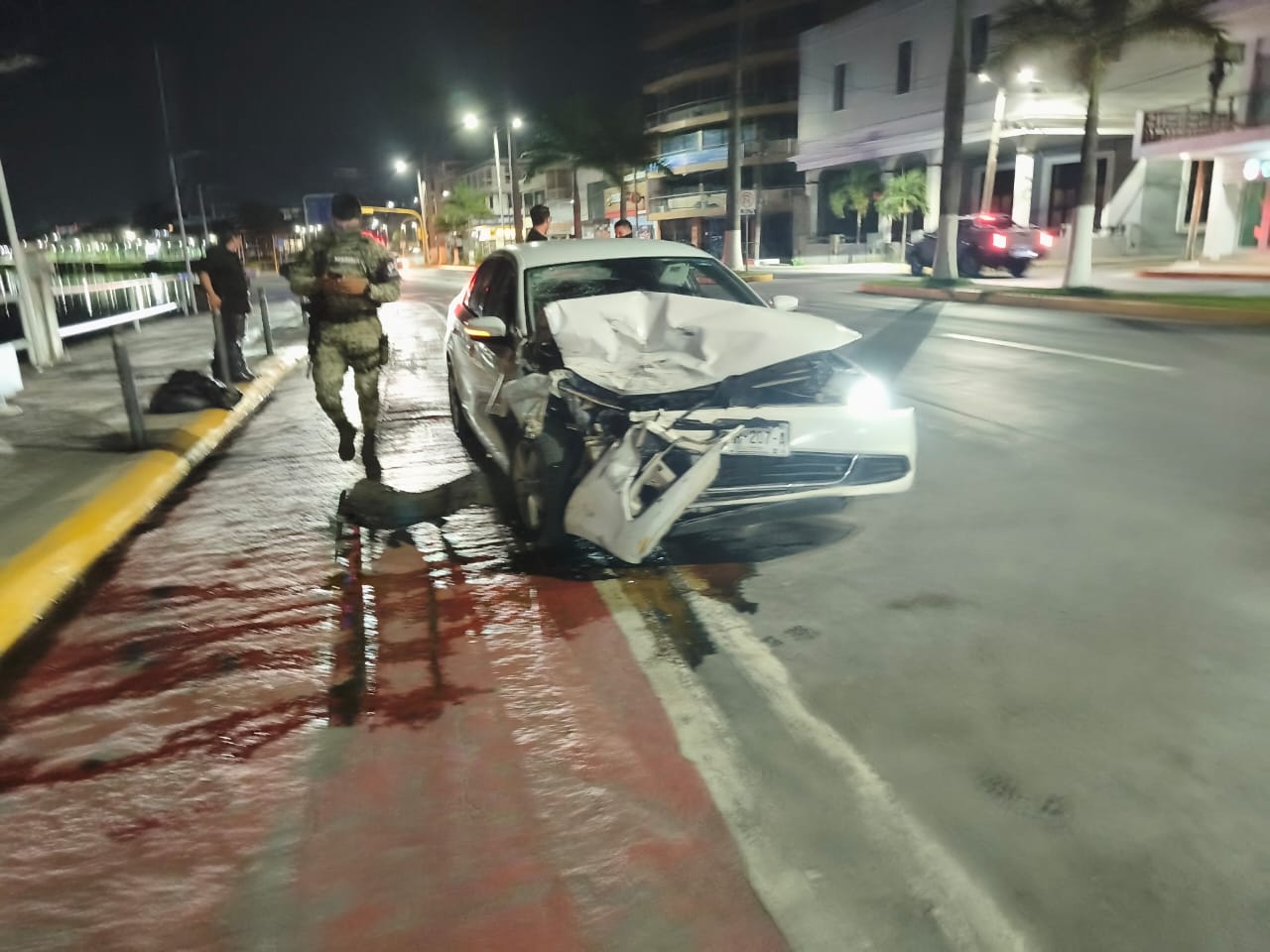 Choca contra camioneta estacionada y escapa; deja su auto abandonado ...