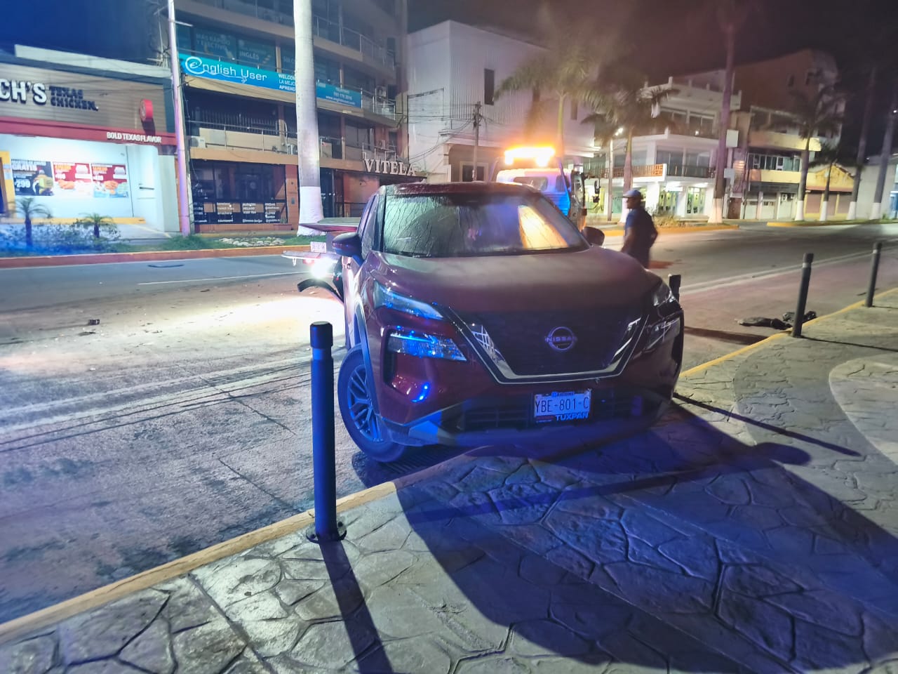 Choca contra camioneta estacionada y escapa; deja su auto abandonado ...
