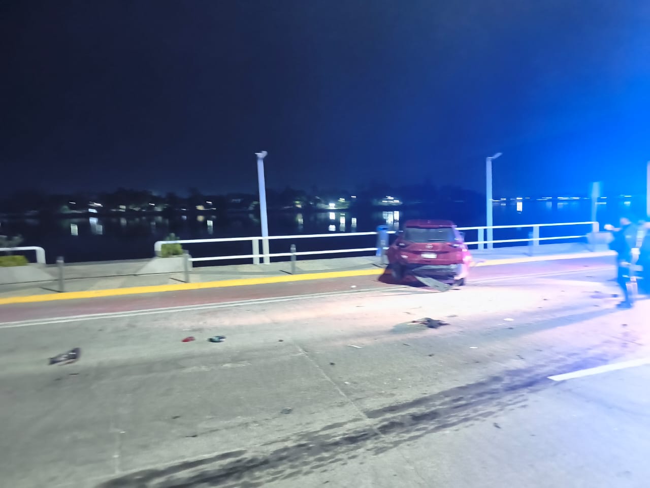 Choca contra camioneta estacionada y escapa; deja su auto abandonado ...