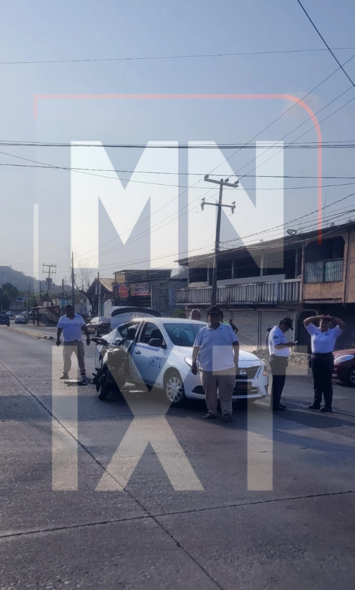 Choque entre moto y taxi deja un lesionado en Zihuatanejo | Meganoticias