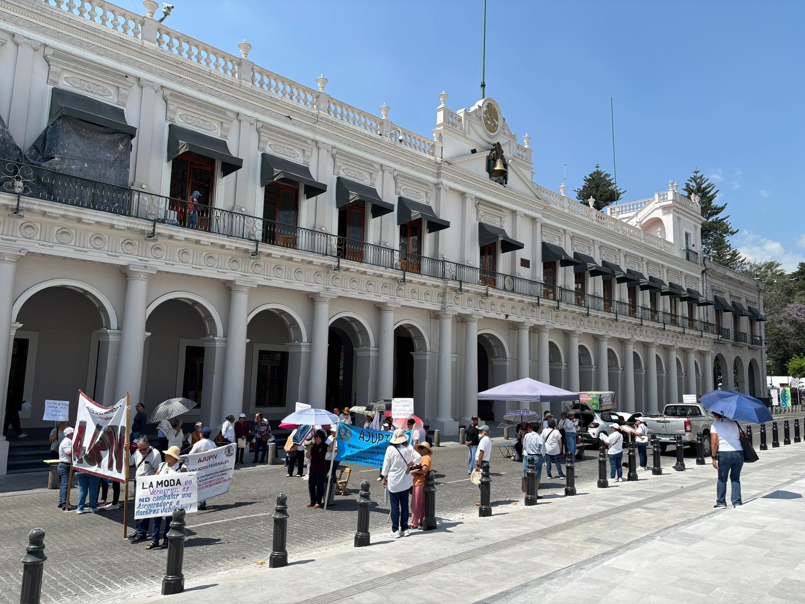 Jubilados bloquean el centro de Xalapa por adeudos en seguros de vida ...