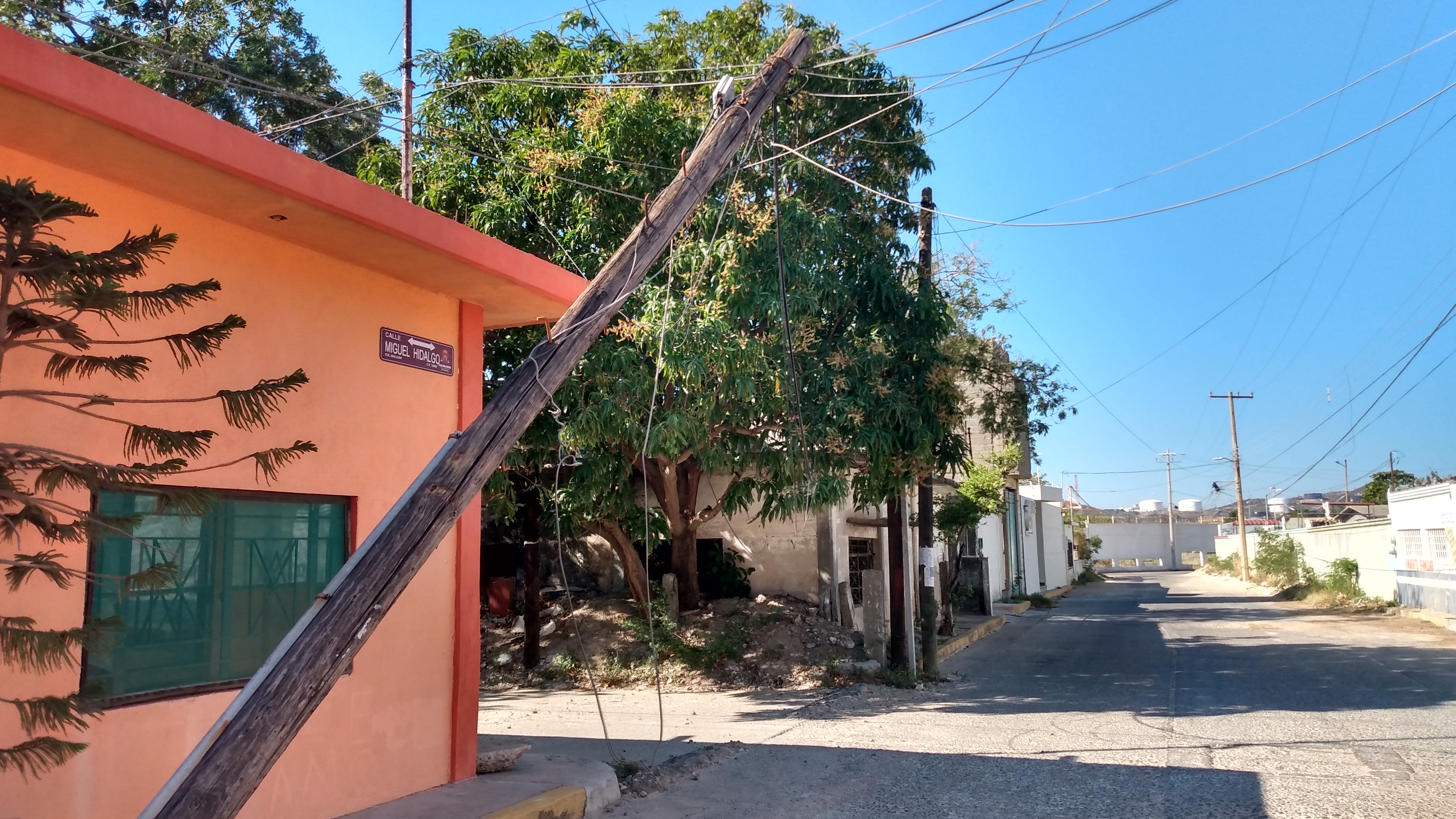 En riesgo habitantes del Centro por un poste a punto de colapsar