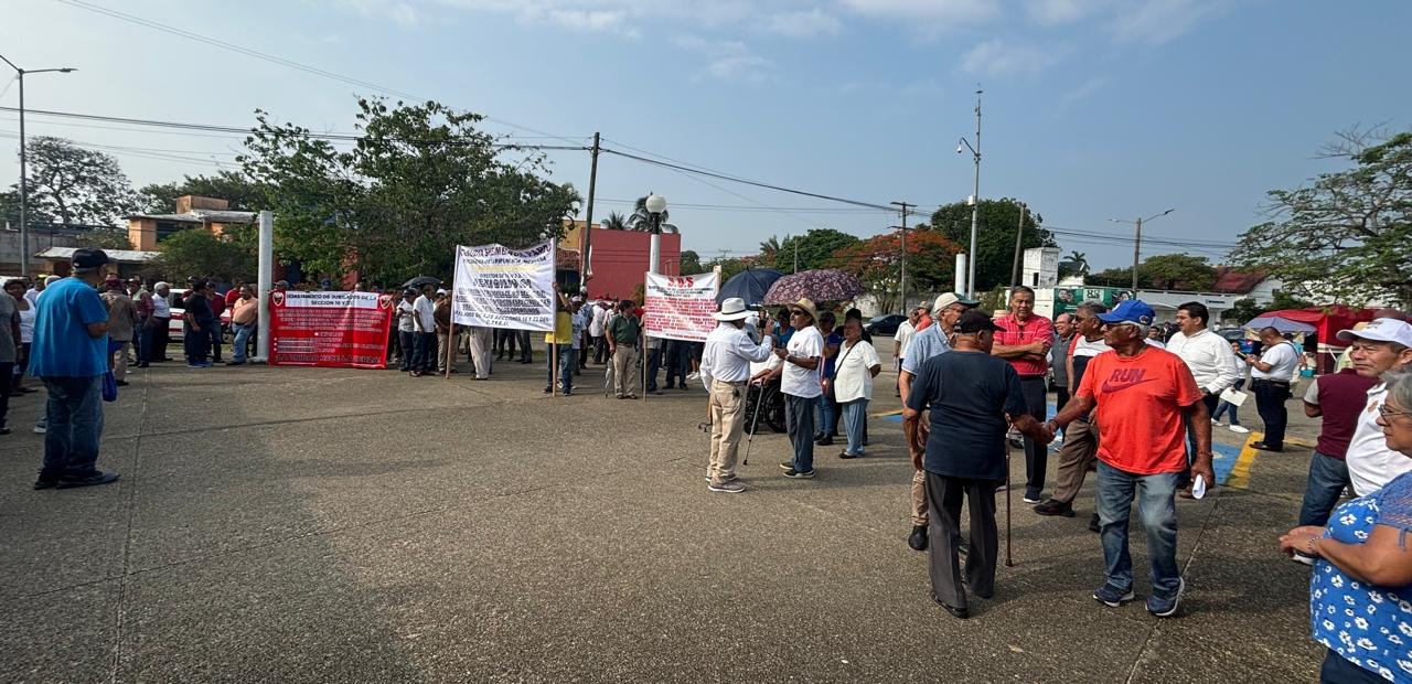 Protestan jubilados de Pemex por falta de medicamentos y especialistas ...