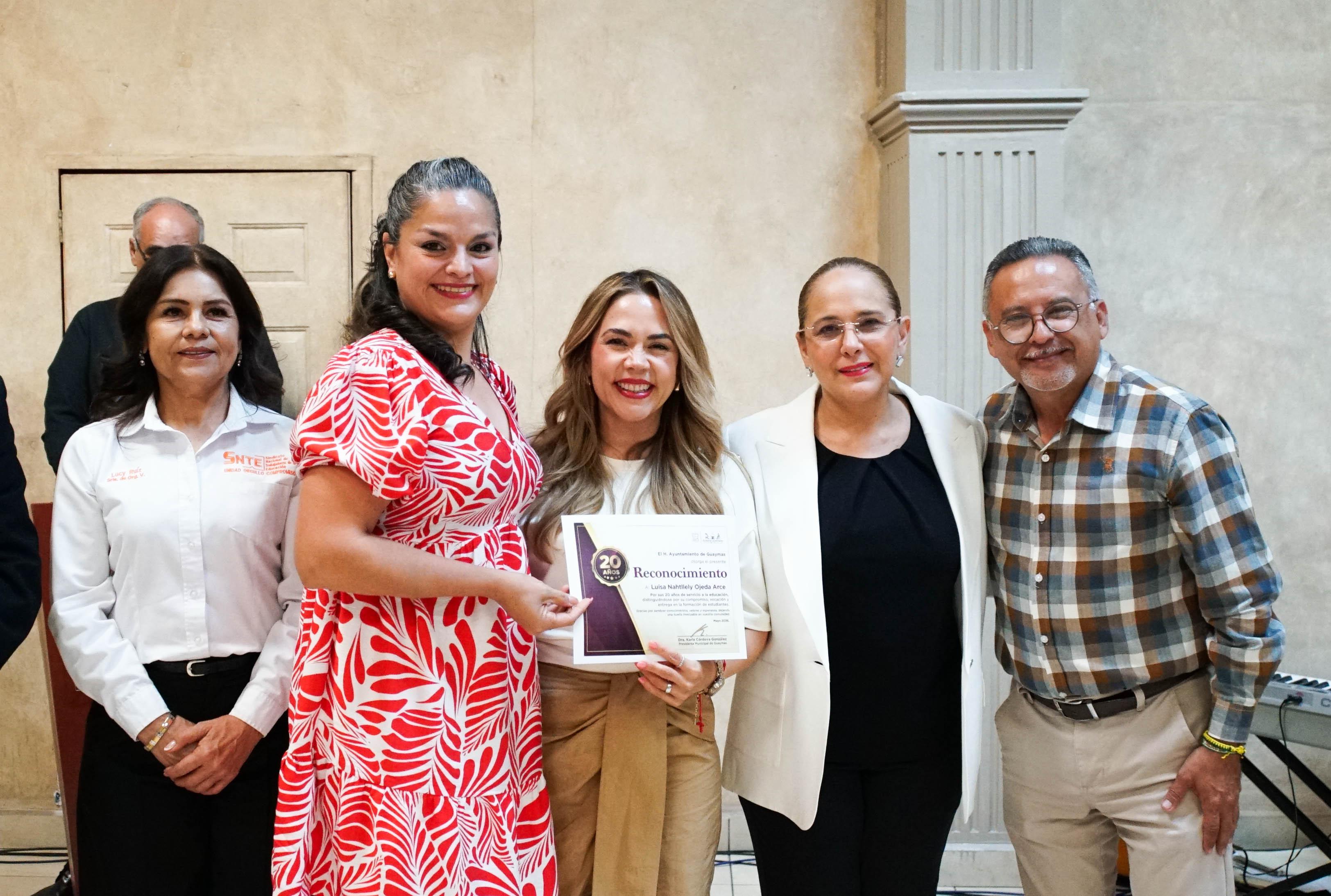 Realiza ceremonia de reconocimiento a las y los maestros | Meganoticias