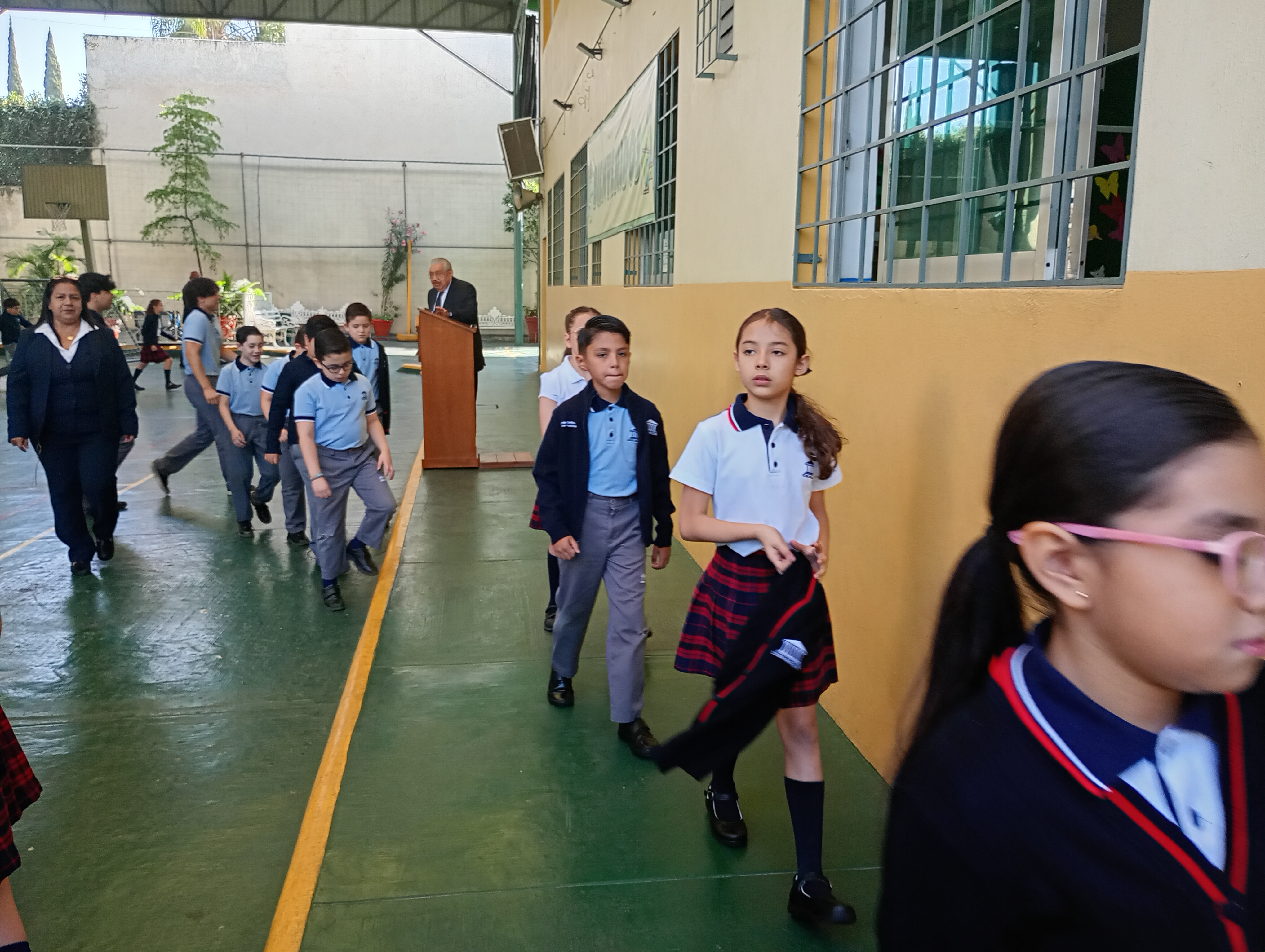 Regresan a clases estudiantes de educación básica en Jalisco | Meganoticias
